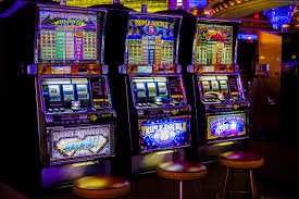 777gkk APP ထဲတွင် Live Casino နှင့် Sports Betting ကစားနေသောမြင်ကွင်း